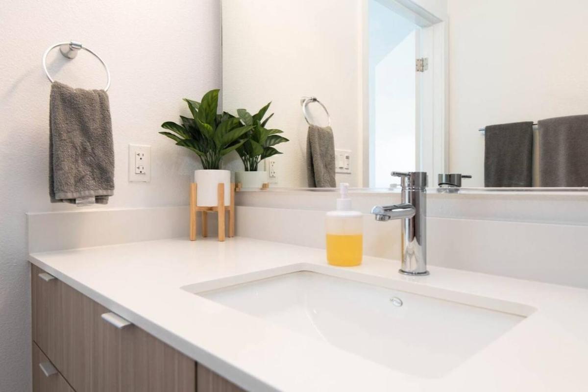 Spacious 2 Bedroom Penthouse With Patio And Amazing Views In Venice And Marina Del Rey Apartment Los Angeles