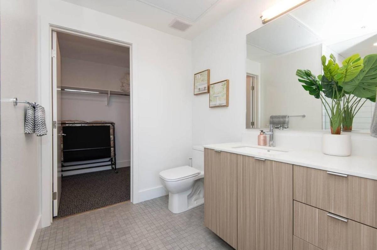 Spacious 2 Bedroom Penthouse With Patio And Amazing Views In Venice And Marina Del Rey Apartment *