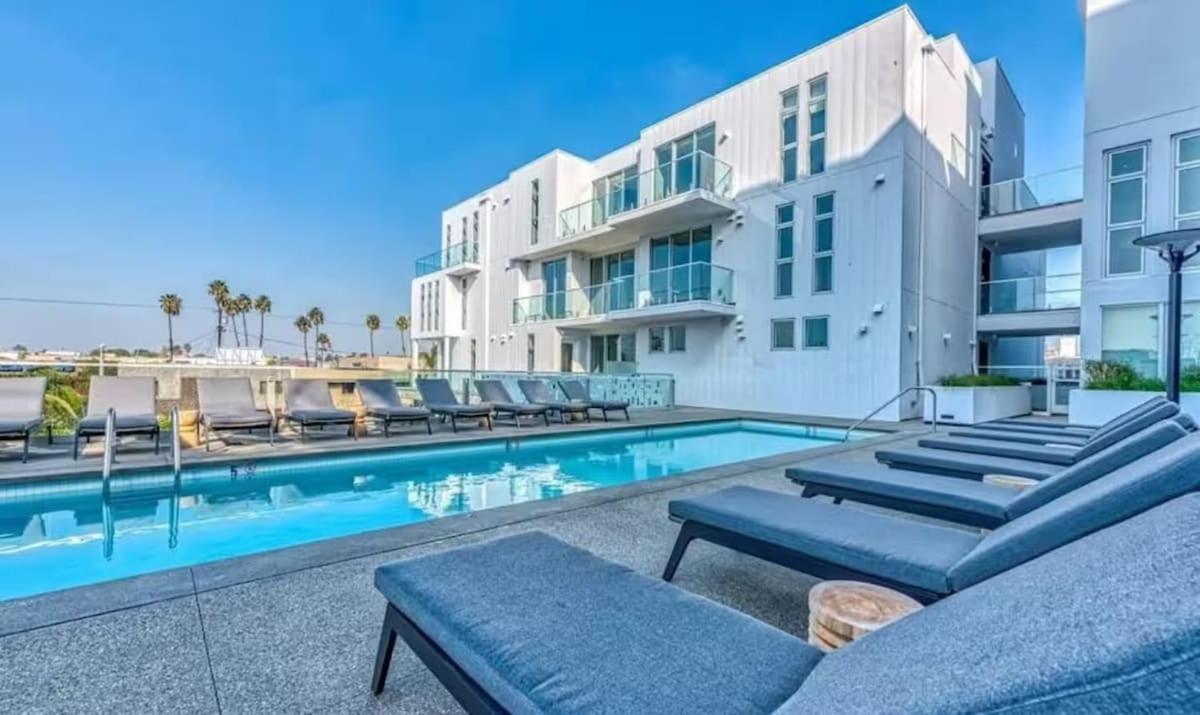 Spacious 2 Bedroom Penthouse With Patio And Amazing Views In Venice And Marina Del Rey *