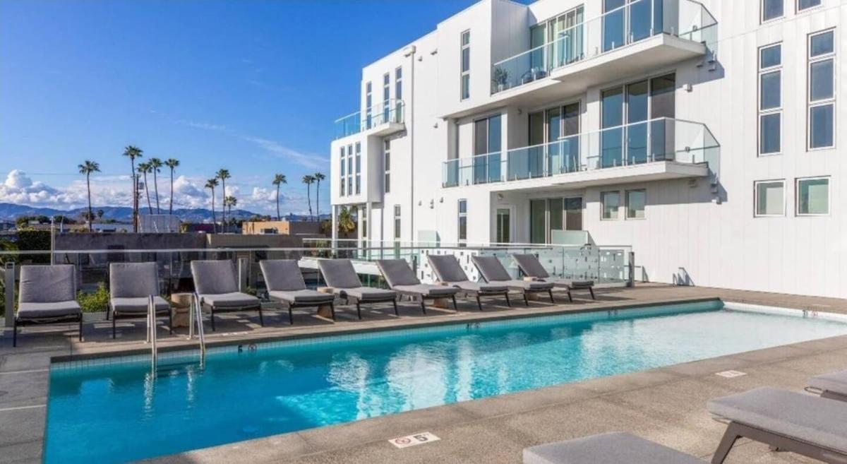 Spacious 2 Bedroom Penthouse With Patio And Amazing Views In Venice And Marina Del Rey Los Angeles