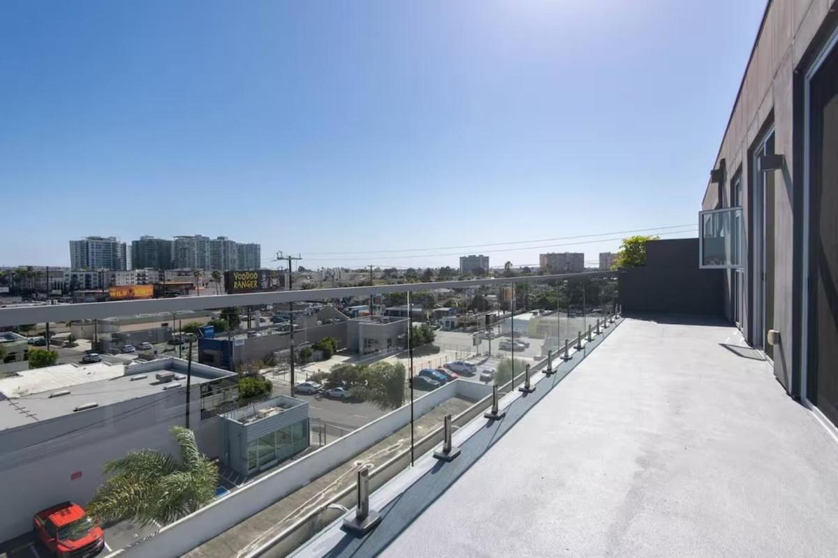 Spacious 2 Bedroom Penthouse With Patio And Amazing Views In Venice And Marina Del Rey Apartment Los Angeles