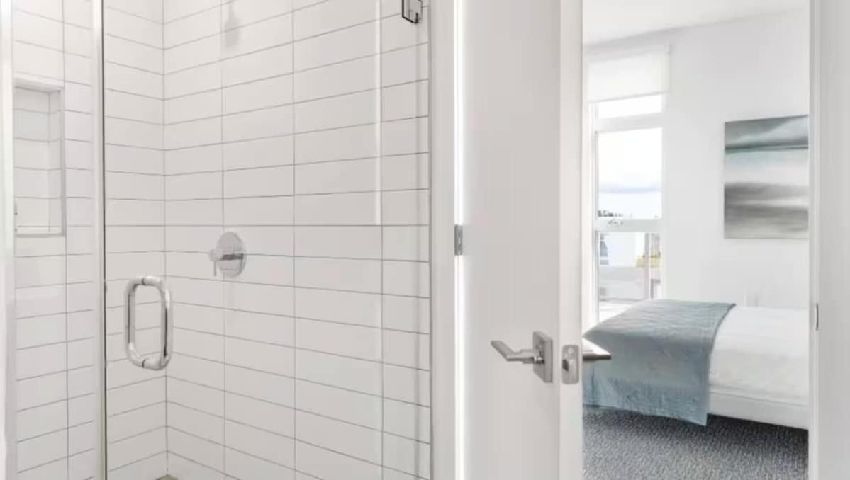 Spacious 2 Bedroom Penthouse With Patio And Amazing Views In Venice And Marina Del Rey