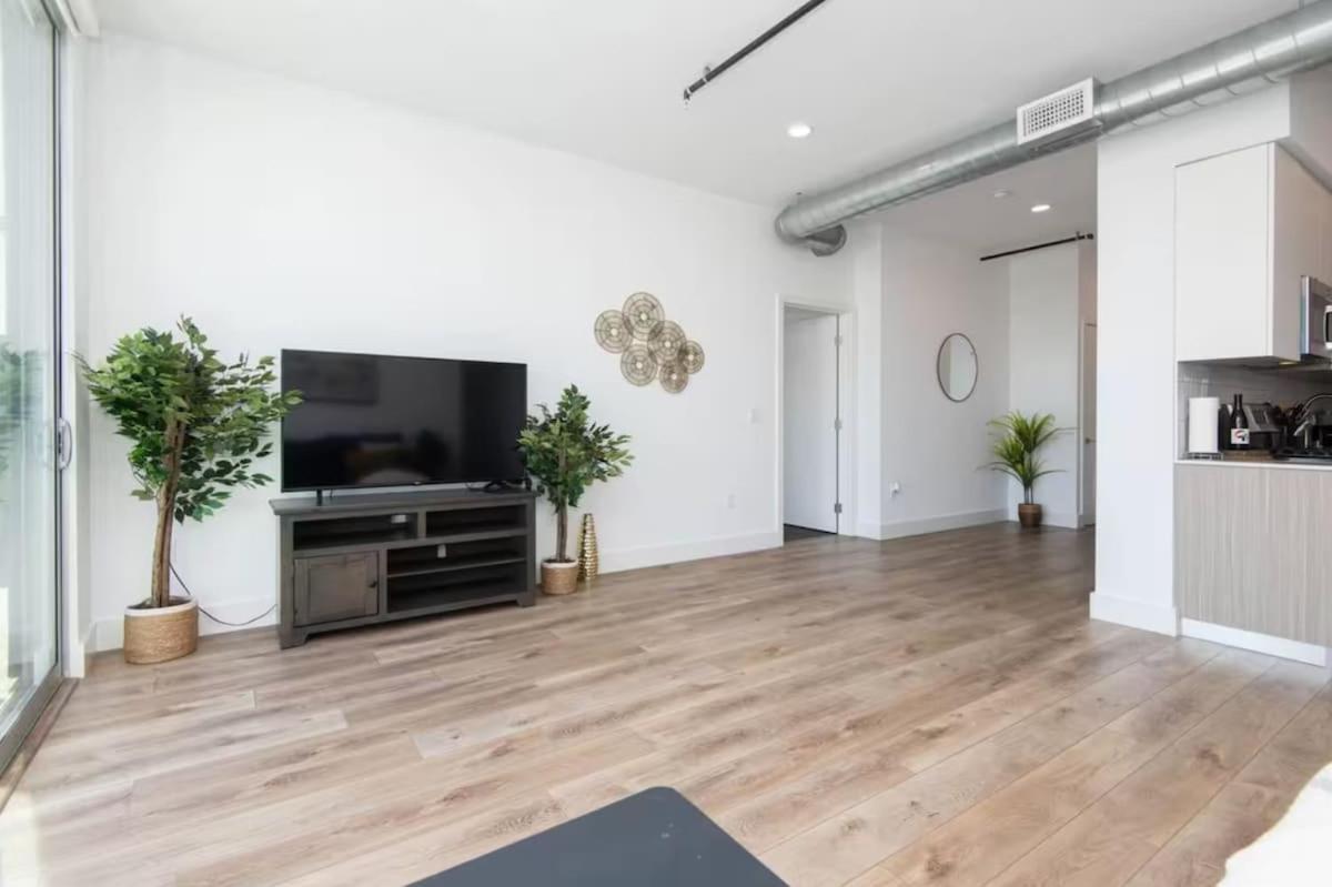 Spacious 2 Bedroom Penthouse With Patio And Amazing Views In Venice And Marina Del Rey *