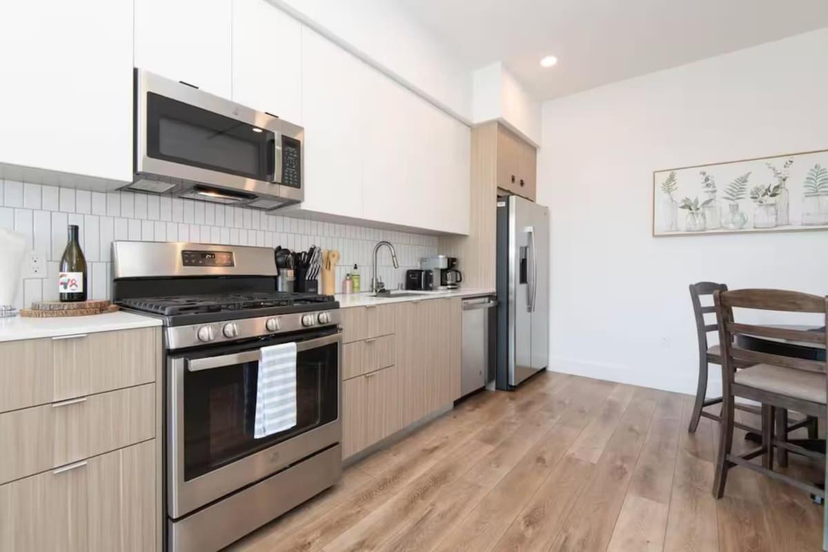 Spacious 2 Bedroom Penthouse With Patio And Amazing Views In Venice And Marina Del Rey Los Angeles